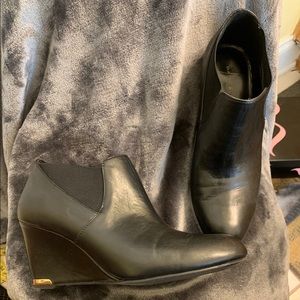 Vandolino wedge black show with gold tip on heel